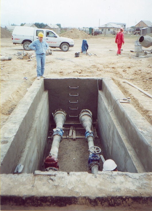 Vodojem a vodovodní infrastruktura v kazachstánském městě Aksaj